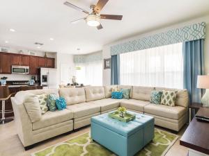 sala de estar con sofá y mesa en Windsor Hills 6 Bedrooms Pool Villa, 2.5 miles to Disney - 2540HS, en Orlando