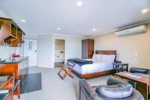 Kuchyň nebo kuchyňský kout v ubytování Aotea Motor Lodge