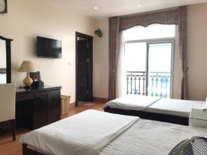 Кровать или кровати в номере LakeSide 2 Hotel Nam Định