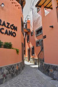 um beco entre dois edifícios com um sinal de camono raoni em Hotel Corazón Mexicano em Guanajuato