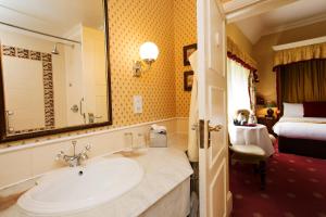 Et badeværelse på Best Western PLUS Grim's Dyke Hotel