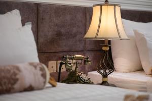 Voodi või voodid majutusasutuse Royal Holiday Hanoi Hotel toas