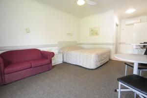 Un pat sau paturi într-o cameră la Centretown Motel