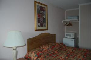 A bed or beds in a room at Sea Breeze Ocean City