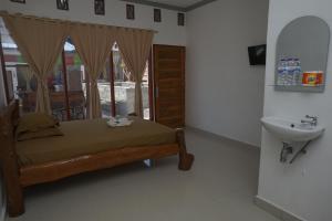 una camera con un letto e un lavandino di Bira Panda Beach 2 a Bira