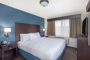 Postel nebo postele na pokoji v ubytování AmericInn by Wyndham Mankato Event Center near MSU