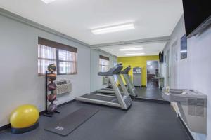 Fitness centrum a/nebo fitness zařízení v ubytování Days Inn by Wyndham Elmsford