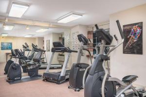 un gimnasio con varias cintas de correr y bicicletas estáticas en Microtel Inn & Suites by Wyndham Eagan/St Paul, en Eagan