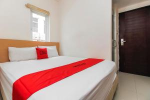 Katil atau katil-katil dalam bilik di RedDoorz Plus near Galaxy Bekasi