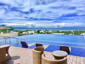 uma vista para uma piscina a partir do deque de uma casa em Altabriza Resort Boracay em Boracay