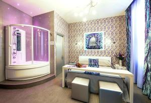 sypialnia z łóżkiem i wanną w obiekcie Hotel Relais Dei Papi w Rzymie