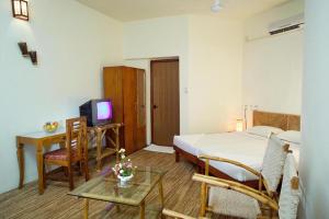 TV a/nebo společenská místnost v ubytování Deshadan Cliff & Beach Resort,Varkala
