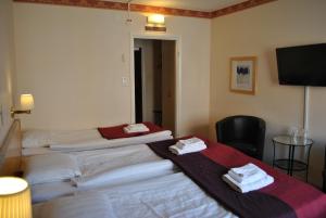 Postel nebo postele na pokoji v ubytování Solsta Hotell