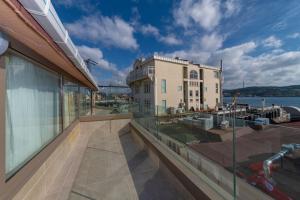 einen Balkon mit Blick auf ein Gebäude und das Wasser in der Unterkunft Feri Suites in Istanbul