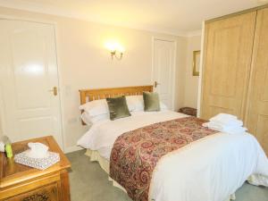 En eller flere senge i et værelse på Sheila's Cottage