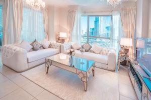 uma sala de estar com dois sofás e uma televisão em Elite Royal Apartment - Burj Residences T5 | Diamond em Dubai
