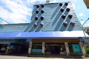 中壢區的住宿－銀河渡假飯店，一座带窗户的蓝色屋顶建筑