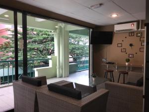 Posezení v ubytování Nusantara Mattwaddien Hostel