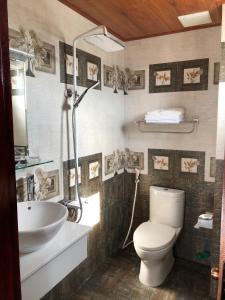 uma casa de banho com um WC e um lavatório em HOÀNG SA HOTEL em Cam Ranh