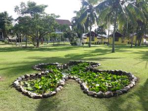 d'un jardin au milieu d'un parc planté de plantes. dans l'établissement Malai-Asia Resort, à Thap Sakae