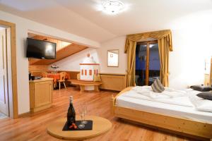 Foto da galeria de Garni Hotel and Apartments Wildbach em Selva di Val Gardena