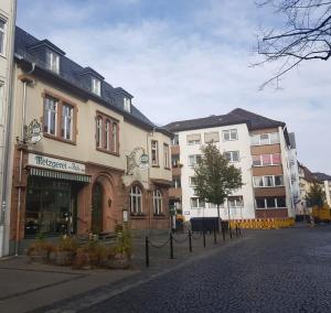 eine Gruppe von Gebäuden in einer Stadtstraße in der Unterkunft Appartement am Schloss in Gießen