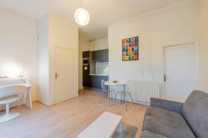 a living room with a couch and a table at Le Bord de Garonne in Toulouse