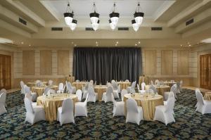 ハルガダにあるContinental Hotel Hurghadaのテーブルと白い椅子が備わる宴会場 +147枚の写真