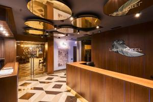 Light Hotel في دنيبروبيتروفسك: لوبي محل فيه كونتر وثريات