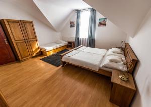 Ένα ή περισσότερα κρεβάτια σε δωμάτιο στο Bástya Panzió és Étterem