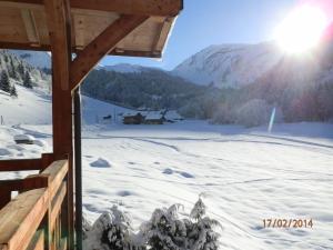 モルジヌにあるchalet le vanantのキャビンから雪に覆われた山の景色を望めます。