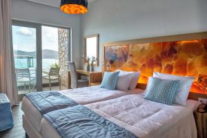 Postel nebo postele na pokoji v ubytování Elounda Orama + 24 fotografií