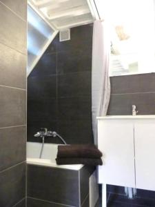 エクス・アン・プロヴァンスにあるLes Bernardinesのバスルーム(シンク、シャワー、シンク付)