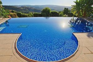 una gran piscina azul con vistas en Golden Valley Villa, en Skoulli
