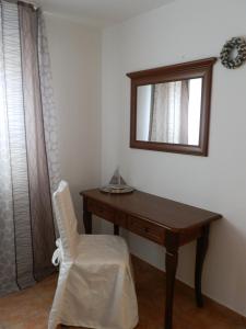 biurko z lustrem i krzesłem w pokoju w obiekcie Haus Jasmund Ferienwohnung 1 w mieście Binz