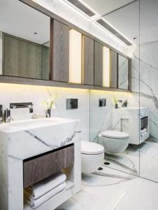 uma casa de banho branca com um lavatório e um WC em One96 em Hong Kong