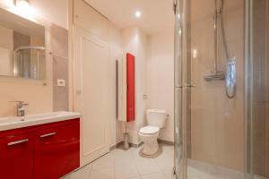 W łazience znajduje się prysznic, toaleta i umywalka. w obiekcie Le Bord de Garonne w Tuluzie