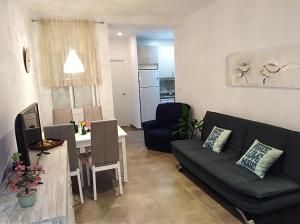 ein Wohnzimmer mit einem Sofa und einem Tisch in der Unterkunft Alzahira 1 in Córdoba