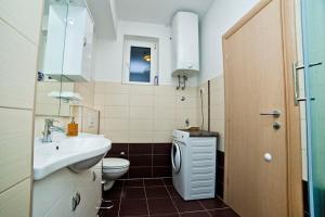 ein kleines Badezimmer mit Waschbecken und Toilette in der Unterkunft Split Apartments Peric in Split