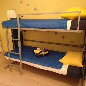 a bunk bed with a backpack on the bottom bunk at IrisBlu in Monterosso al Mare