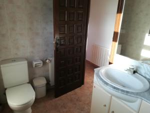 een badkamer met een toilet, een wastafel en een deur bij FerienwohnungMoraira in Moraira +26 foto's