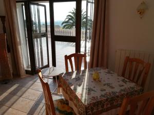 een eetkamer met een tafel en stoelen en een balkon bij FerienwohnungMoraira in Moraira
