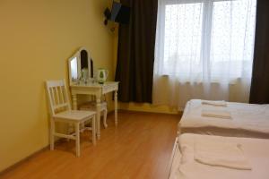 - une chambre avec un bureau, un lit et un miroir dans l'établissement Hostel DV Morski - z prywatnymi łazienkami, à Gdynia