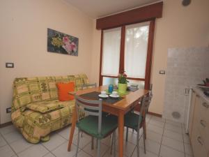 sala de estar con mesa y sofá en Villa Tiziano, en Lignano Sabbiadoro