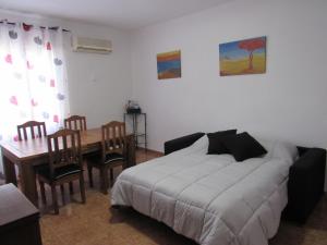 Apartamento Playa Malvarrosa, Valencia tesisinde bir odada yatak veya yataklar