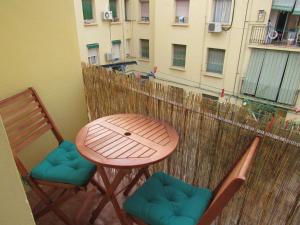 un tavolo e 2 sedie su un balcone con tavolo di Apartamento Playa Malvarrosa, Valencia a Valencia