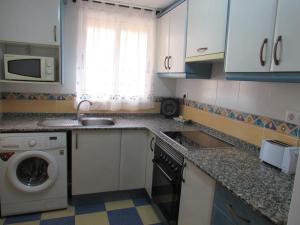 A kitchen or kitchenette at Apartamento Playa Malvarrosa, Valencia