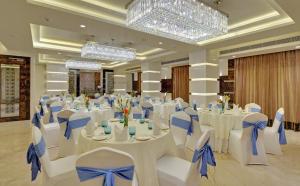 A restaurant or other place to eat at The Fern Residency, Jaipur
