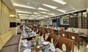 A restaurant or other place to eat at The Fern Residency, Jaipur