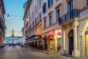 een lege straat in een stad met gebouwen bij GCF Luxury Suites, Guest house in Rome
